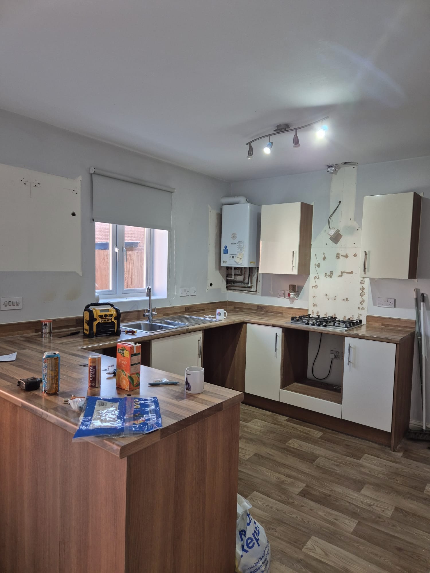 Kitchen worktop fitting